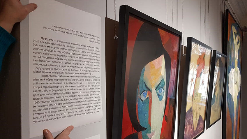 Монтаж экспозиции в музее Киевская картинная галерея фото
