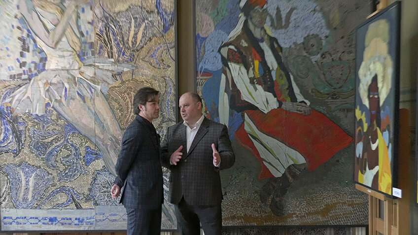 Yevgeniy Nishchuk and Vladimir Kozyuk at the opening of an exhibition of Valery Geghamyan paintings 